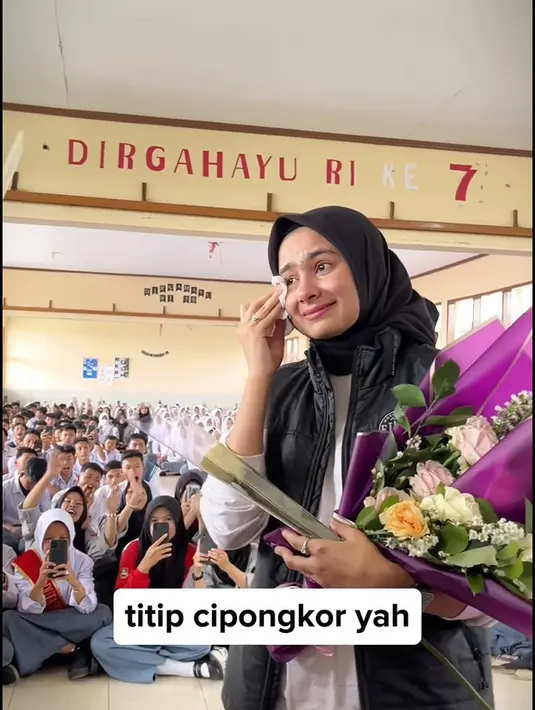 Sonya tak kuasa menahan air matanya, ia tampak beberapa kali mengusap air mata dengan tisu. [Instagram/sonyafatmala]