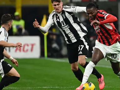 Penyerang AC Milan, Rafael Leao (kanan) berebut bola dengan pemain bertahan Juventus, Nicolo Savona (tengah) saat pertandingan sepak bola Serie A Italia 2024/2025 di stadion San Siro di Milan, pada Sabtu 23 November 2024 waktu setempat atau Minggu 24 November 2024 dini hari Waktu Indonesia Barat. (Isabella BONOTTO/AFP)