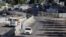 Sejumlah kendaraan melintas di kawasan Jalan MH. Thamrin, Jakarta, Senin (1/1).  Kondisi lalu lintas di Jakarta saat libur Tahun Baru ini terpantau lengang dibanding hari-hari biasanya yang kerap menjadi simpul kemacetan. (Liputan6.com/Faizal Fanani)