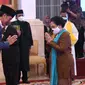 Presiden Joko Widodo memberi selamat kepada Megawati Soekarnoputri usai dilantik di Istana Negara, Jakarta, Rabu (13/10/2021). Presiden kelima RI Megawati Soekarnoputri resmi menjabat sebagai Dewan Pengarah Badan Riset dan Inovasi Nasional (BRIN). (Foto: Lukas– Biro Pers Sekretariat)