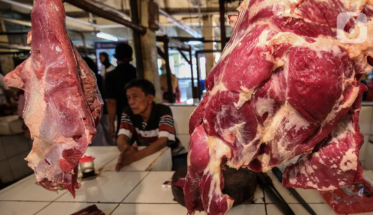 Penjual daging menunggu pembeli di Pasar Induk Kramat Jati, Jakarta, Kamis (8/4/2021). Pemerintah melalui Menteri Pertanian Syahrul Yasin Limpo, menegaskan, pihaknya siap melakukan intervensi jika stok daging langka dan terdapat lonjakan harga pada bulan Ramadan. (Liputan6.com/Johan Tallo)