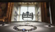 Tiara Ratu Marie-Amelie dicuri dari Museum Louvre oleh komplotan perampok profesional pada Minggu pagi, 19 Oktober 2025. (dok. STEPHANE DE SAKUTIN / AFP)