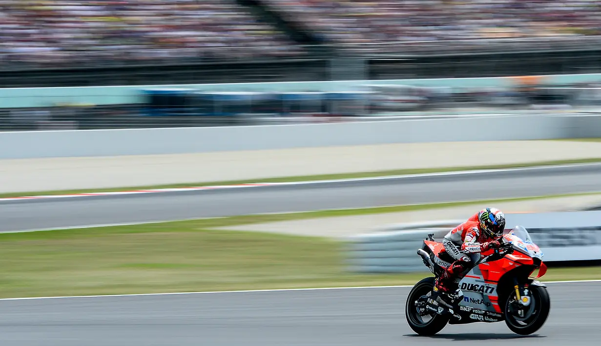 Pembalap Spanyol dari tim Ducati, Jorge Lorenzo melaju kencang saat balapan MotoGP Catalunya di Sirkuit Catalunya di Montmelo, (17/6). Pembalap Jorge Lorenzo finis diurutan pertama dengan catatan waktu 40 menit 13,566 detik. (AFP PHOTO / Josep Lago)