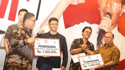Anggota Wantimpres Sidarto Danusubroto memberikan sertifikat kepada pemenang lomba menulis bertajuk 'Pencapaian Jokowi' di Jakarta, Selasa (16/8). Sebanyak 700 penulis berpartisipasi dalam lomba tersebut. (Liputan6.com/Immanuel Antonius)