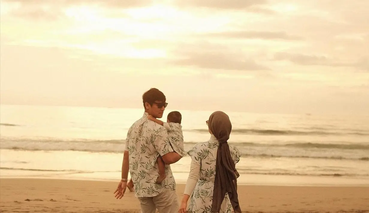 Memakai pakaian pantai dengan motif senada, ketiganya tampak bahagia menikmati udara Bali. @rizkybillar @lestykejora.