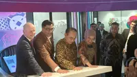 Indosat dan Mastercard menandatangani MoU untuk meningkatkan keamanan siber di bidang ekonomi digital yang disaksikan oleh Menkominfo Budi Arie Setiadi di Kantor Indosat di Jakarta, Kamis (18/4/2024). (Liputan6.com/Agustin Setyo Wardani)