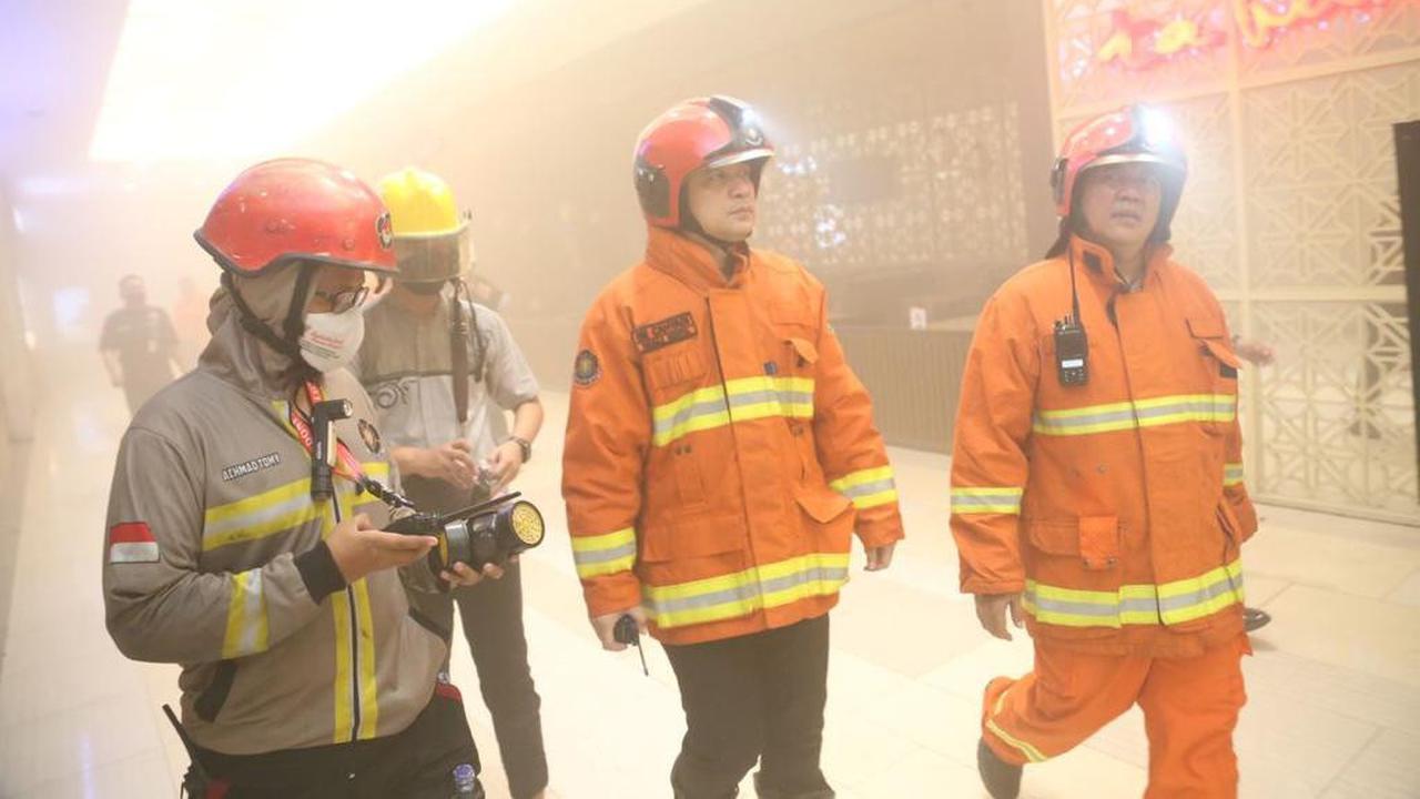 Wali kota Surabaya Eri Cahyadi mengecek langsung kebakaran di Tunjungan Plaza 5. (Dian Kurniawan/Liputan6.com).