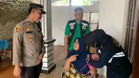 Tim Dokkes Polresta Bandar Lampung bersama jajaran Polsek Tanjung Senang memberikan layanan kesehatan gratis ke rumah-rumah warga yang terdampak banjir. Foto : (Istimewa).