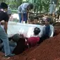 Peti Jenazah Di Angkat Dari Dalam Makam. (Sabtu, 26/06/2021). (Dokumentasi Polres Serang Kota).