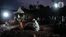 Petugas menyelesaikan galian tanah yang akan dijadikan tempat pemakaman pasien terpapar Covid-19 di TPU Pondok Ranggon, Jakarta, Kamis (24/9/2020). Jumlah kumulatif kasus Covid-19 di Indonesia mencapai 262.022 orang per Kamis (24/9) dengan 10.105 jiwa meninggal dunia. (merdeka.com/Iqbal Nugroho)