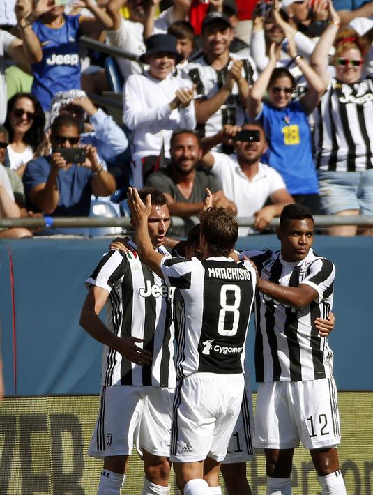 Striker Juventus, Mario Mandzukic, melakukan selebrasi usai mencetak gol ke gawang AS Roma pada laga ICC 2017 di Stadion Gillette, Foxborough, Minggu (30/7/2017). Juventus menang lewat adu penalti atas AS Roma  dengan skor 5-4. (AP/Michael Dwyer)