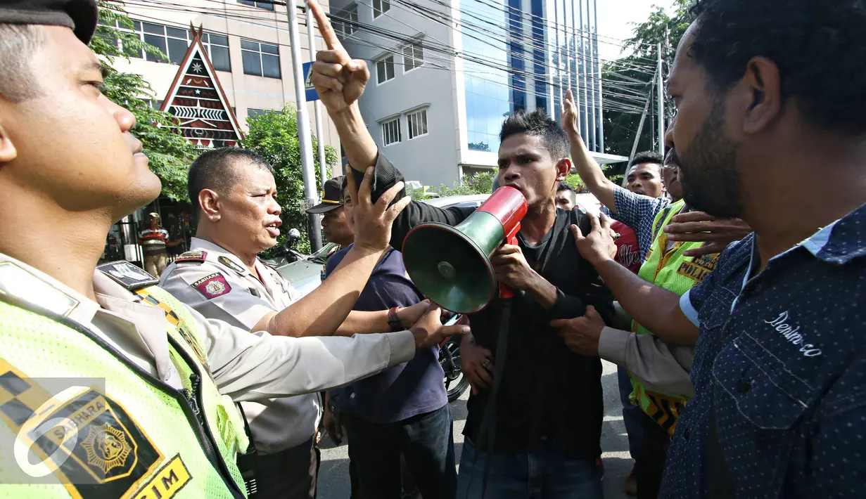 Mahasiswa saat berunjuk rasa di depan Kantor DPP PKB, Jakarta, Rabu (16/3). Kericuhan terjadi karena petugas melarang mahasiswa berunjuk rasa di depan Kantor DPP PKB sehingga mengakibatkan kemacetan di sekitar lokasi. (Liputan6.com/Immanuel Antonius)