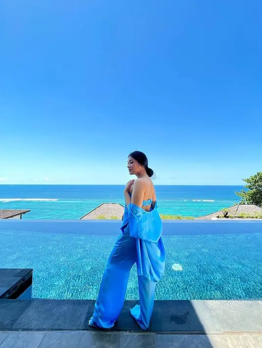 <p>Saat berfoto di pinggir kolam renang, Naysila tampak cantik memesona. Ia bergaya bak seorang model. [Foto: instagram.com/naymirdad]</p>