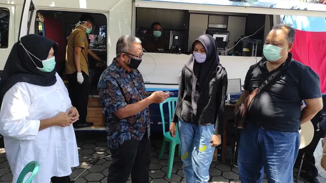 Rekam KTP Elektronik Pemilih Baru Disdukcapil Banyuwangi Jemput Bola Ke Sekolah