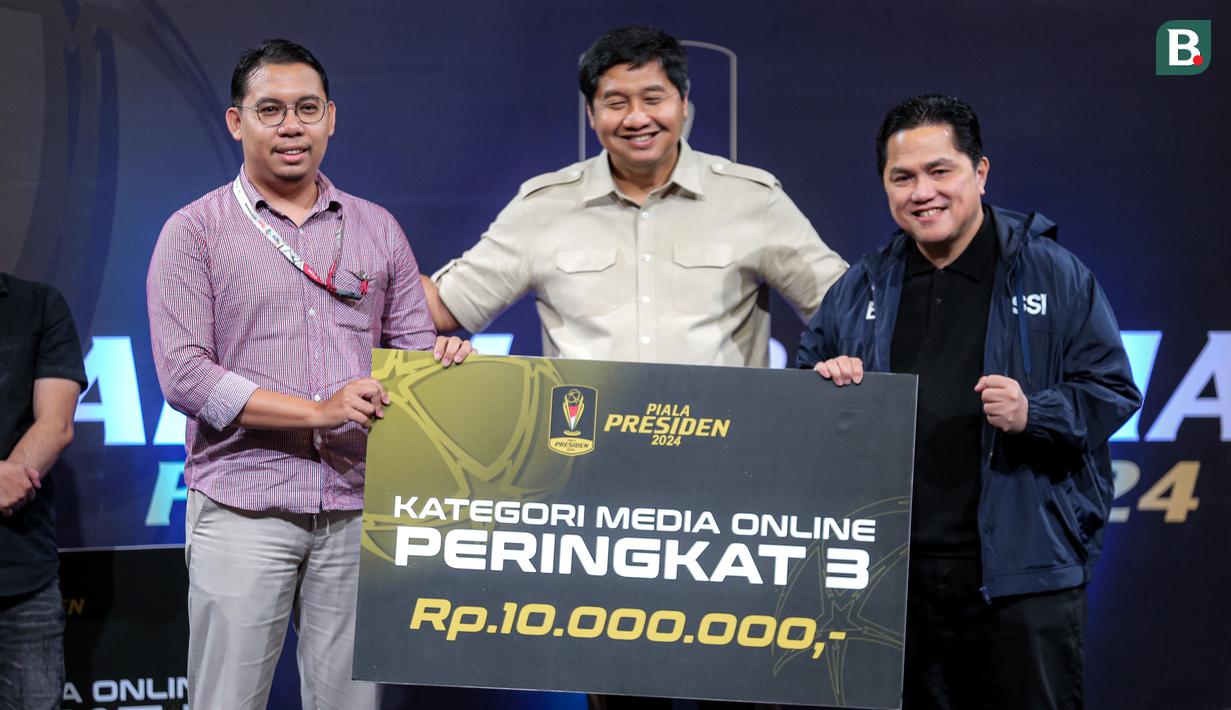 Jurnalis Bola.com, Aryo Atmaja yang diwakili oleh Muhammad Adi Yaksa meraih peringkat ketiga kategori penulisan kategori media online Lomba Karya Jurnalistik Piala Presiden 2024 dalam acara Malam Apresiasi Piala Presiden 2024 yang berlangsung di SCTV Tower, Senayan, Kamis (19/12/2024). (Bola.com/Bagaskara Lazuardi)