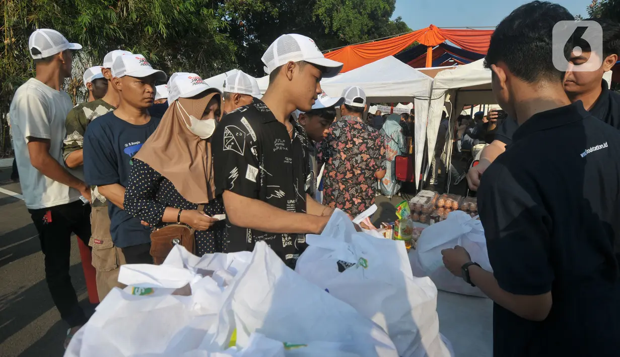 Dalam kegiatan tersebut juga dijual paket Sembako Murah seharga Rp 100.000 berisi beras premium 5 kg, telur ayam 15 butir, minyak goreng 1 liter, susu UHT 4 kotak, dan 1 kilogram bawang putih 1 kg. (merdeka.com/Imam Buhori)