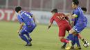 Penyerang Indonesia, Egy Maulana Vikri, dihadang pemain Chinese Taipei pada laga AFC U-19 di SUGBK, Jakarta, Kamis (18/10/2018). Indonesia menang 3-1 atas Chinese Taipei. (Bola.com/M Iqbal Ichsan)