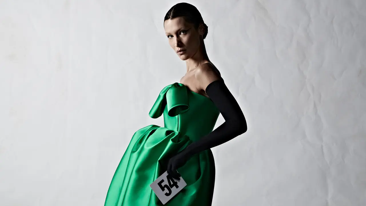 Bella Hadid Kehilangan Paspor, Nyaris Tak Tampil di Show Balenciaga