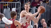 Rookie Chicago Bulls, Lauri Markkanen, mengukir rekor baru NBA setelah memasukkan lima tembakan tiga angka saat menghadapi Cleveland Cavaliers, Rabu (25/10/2017) WIB. (NBA)