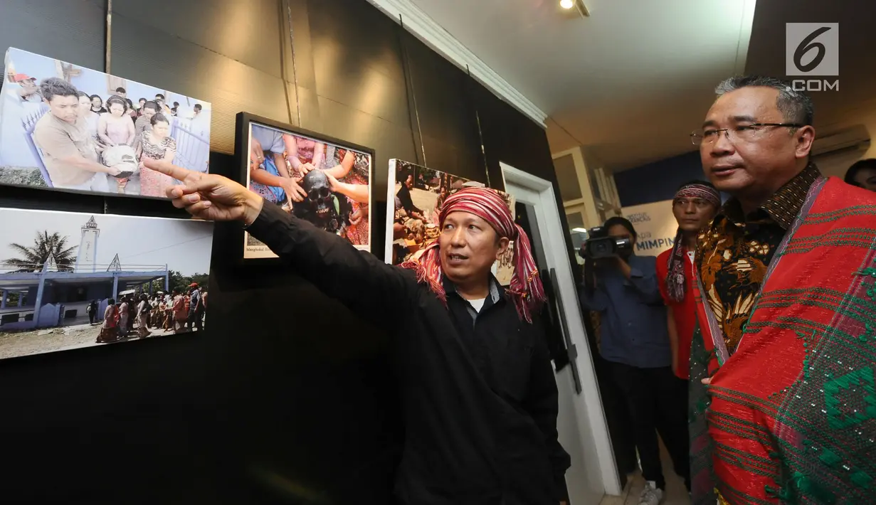Menteri Desa, PDT dan Transmigrasi, Eko Putro Sandjojo (kanan) menerima keterangan dari Hasiholan Siahaan saat Peluncuran Buku Danau Toba dan Mangongkal Holi di Jakarta, Kamis (24/8). (LIputan6.com/Helmi Fithriansyah)