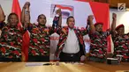 Ketua Markas Daerah Laskar Merah Putih (LMP) DKI Jakarta Agus Salim bersama anggota ormas Laskar Merah Putih DKI Jakarta Kurdi usai memberikan pernyataan sikap, di Jakarta, Senin (28/1). (Liputan6.com/Johan Tallo)