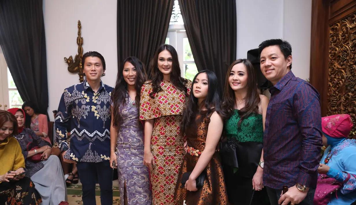 Dalam bisnis batiknya kali ini, perempuan asal Bali itu bekerja sama dengan Ambah Batik. Apalagi bisnisnya kali ini mendapat dukugan dari Bekraf. Lantaran bisnis yang dijalankan berkaitan dengan budaya Indonesia. (Nurwahyunan/Bintang.com)