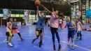 Tak hanya pebasket putra, para pebasket putri juga antusias mendapatkan pelatihan dari pebasket NBA, Marvin Williams. (Bola.com/Vitalis Yogi Trisna)