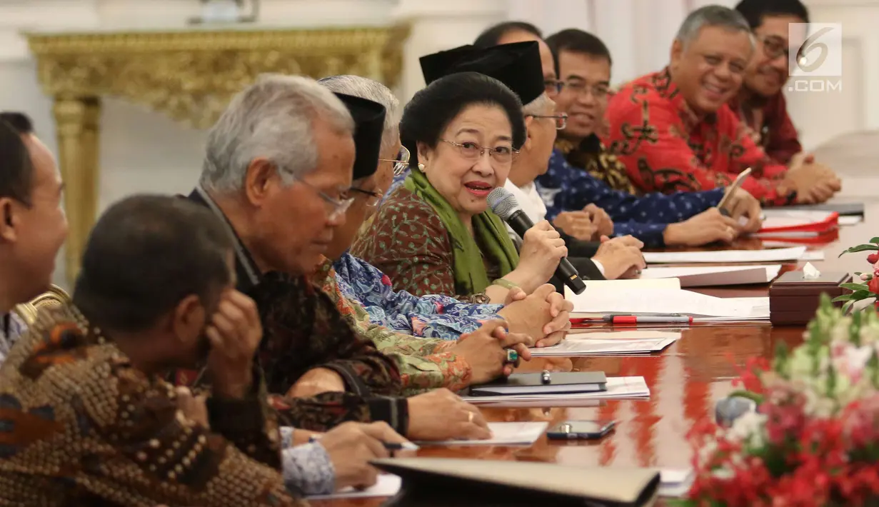 Ketua Dewan Pengarah BPIP Megawati Soekarnoputri saat berdialog dengan Presiden Jokowi di Istana Merdeka, Jakarta, Kamis (22/3). Megawati berharap dengan diubahnya Unit Kerja menjadi BPIP kinerja anggotanya bisa lebih baik. (Liputan6.com/Angga Yuniar)