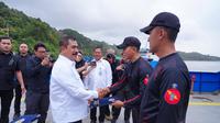 Menteri Imigrasi dan Pemasyarakatan, Agus Andrianto menyerahkan SK kenaikan grade dan jabatan 3 petugas Lembaga Pemasyarakatan (Lapas) Kelas I Batu, Nusakambangan. Foto: Kemenimipas.