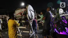 Warga melakukan pukul bedug saat malam Takbiran di Jakarta, Minggu (1/5/2022). Takbiran tersebut dilakukan dalam rangka menyambut Idul Fitri 1443 H yang ditetapkan oleh pemerintah pada Senin (2/5/2022). (Liputan6.com/Angga Yuniar)