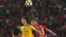 Ekspresi Jaimerson da Silva (kanan) saat duel dengan pemain Song Lam Nghe An FC pada laga Piala AFC 2018 di Stadion Utama GBK, Senayan, Jakarta, (13/3/2018). Persija Jakarta menang 1-0. (Bola.com/Nick Hanoatubun)