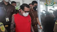 Tersangka pelecehan mahasiswi Universitas Riau saat digiring petugas Kejari Pekanbaru ke mobil tahanan. (Liputan6.com/M Syukur)