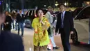 Ketua Komisi IV Dewan Perwakilan Rakyat (DPR) Republik Indonesia, Siti Hediati Hariyadi yang dikenal Titiek Soeharto (tengah) saat tiba di lobby Hotel Raffles, Jakarta, untuk menghadiri resepsi pernikahan anak kedua musisi sekaligus kader Partai Gerindra Ahmad Dhani, El Rumi dan Syifa Hadju, Minggu 26 April 2026 malam. (Kapanlagi.com/Budy Santoso)
