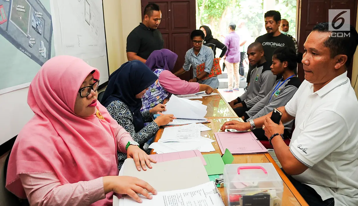 Peserta mengisi registrasi untuk mendapatkan kamar selama mengikuti Diklat di PPPON, Cibubur, Jakarta Timur, Selasa (25/7). Peserta Calon Paskibraka 2017 mulai tiba di PPPON untuk ikuti diklat. (Liputan6.com/Yoppy Renato)