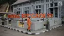 Pekerja berjalan di depan gedung Pembangkit Listrik Tenaga Air (PLTA) Bengkok, Bandung, Jawa Barat, Jumat (19/10). PLTA Bengkok merupakan pembangkit bersejarah peninggalan Belanda yang dibangun pada tahun 1918. (Liputan6.com/Faizal Fanani)