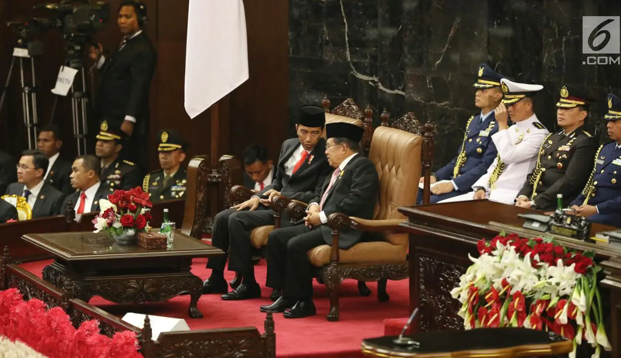 Presiden Jokowi bersama Wakil Presiden Jusuf Kalla menghadiri Sidang Bersama DPR dan DPD Tahun 2017 di Kompleks Parlemen, Senayan, Jakarta, Rabu (16/8). Di sidang ini presiden akan menyampaikan RUU APBN 2018 dan nota keuangan. (Liputan6.com/Johan Tallo)