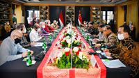 Presiden Joko Widodo (tengah kanan) dan PM Singapura Lee Hsien Loong (tengah kiri) saat melakukan pertemuan di The Shancaya Resort Bintan, Bintan, Kepulauan Riau, Selasa (25/1/2022). (Laily Rachev/Biro Pers Setpres)