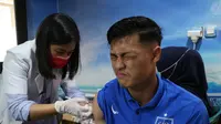 Pemain PSIS mendapat vaksin di sebuah klinik di Kota Semarang, Jumat (20/3/2020). (Ofisial PSIS Semarang)
