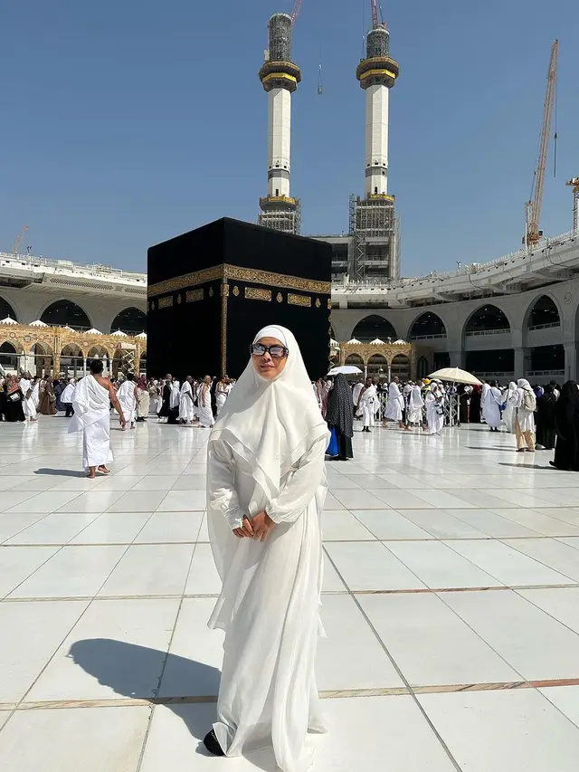 Vien Tasman berfoto di depan Ka’bah (Instagram/ vienstasman)