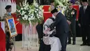 Kedatangan ketiga jenazah disambut upacara militer dan persemayaman sebagai bentuk penghormatan terakhir sebelum diterbangkan ke daerah asal masing-masing. Tampak dalam foto, Presiden Republik Indonesia, Prabowo Subianto (ketiga dari kanan) menyapa keluarga personel pasukan penjaga perdamaian yang tergabung dalam United Nations Interim Force in Lebanon (UNIFIL) yang gugur saat bertugas bersama pasukan sementara Perserikatan Bangsa Bangsa (PBB) di Lebanon, menangis saat upacara penghormatan militer di Bandara Internasional Soekarno-Hatta, Tangerang, Banten, Sabtu, 4 April 2026. (AP Photo/Achmad Ibrahim)