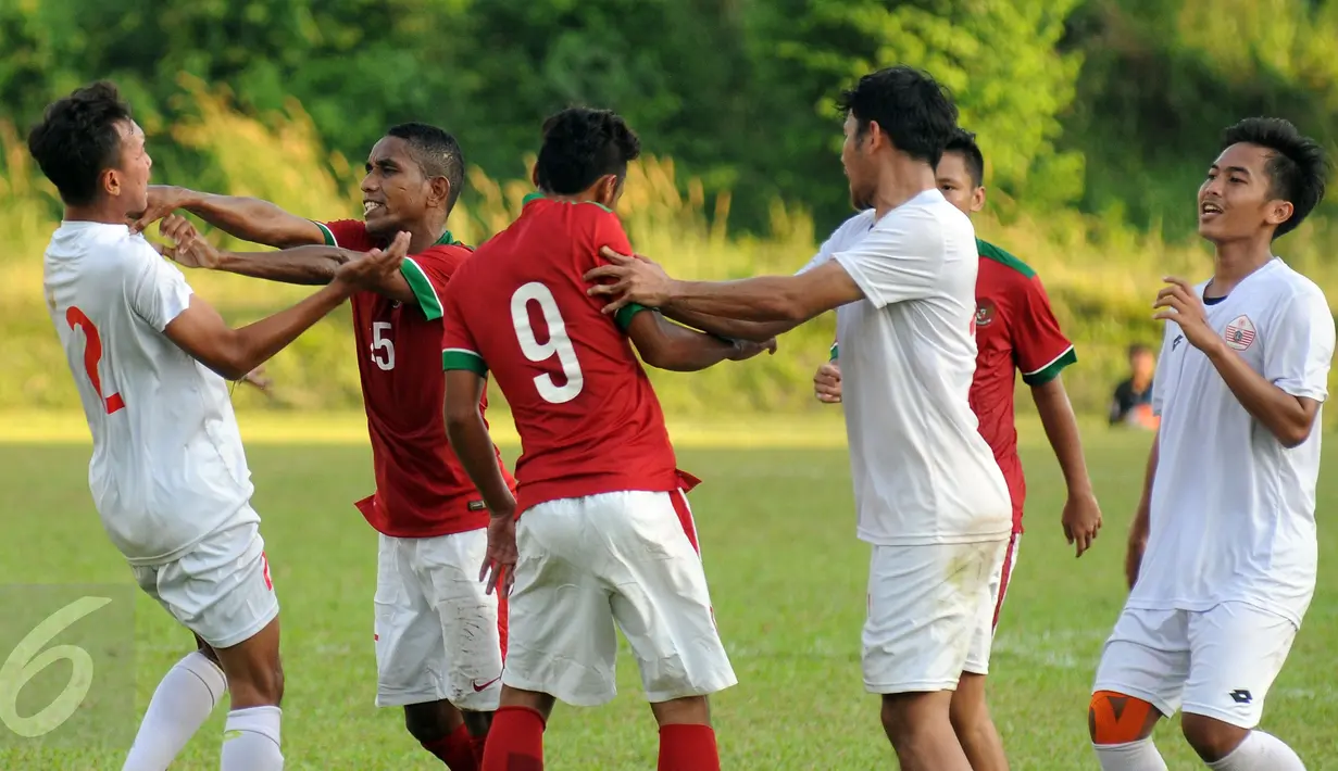 Pemain seleksi Timnas Indonesia U-19 terlibat salah paham dengan pemain PON DKI Jaya saat laga uji coba kedua di NYTC Sawangan, Sabtu (6/8/2016). Pemain seleksi Timnas U-19 takluk dari PON DKI Jaya 0-1. (Liputan6.com/Helmi Fithriansyah)