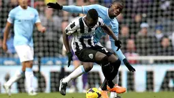 Duel memperebutkan bola antara Cheick Tiote dengan Yaya Toure pada pertandingan sepak bola Liga Inggris antara Newcastle United vs Manchester City di St James 'Park, Newcastle upon Tyne (12/01/14). (AFP/Ian Macnicol)
