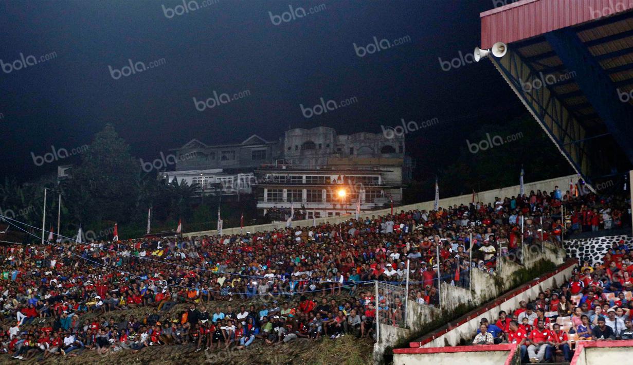 Suasana keramaian suporter Persipura yang menyaksikan laga pembuka Torabika Soccer Championship 2016 melawan Persija di Stadion Mandala, Jayapura, Jumat (29/4/2016). (Bola.com/Nicklas Hanoatubun)