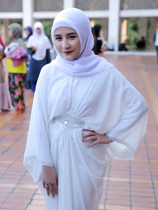 "1000 dinar ya itu bikin tenang aja yak misalnya kehilangan sesuatu. Artinya semoga Allah memberikan rezeki yang tidak disangka-sangka walaupun kita sudah kehilangan rejeki," jelasnya. (Deki Prayoga/Bintang.com)