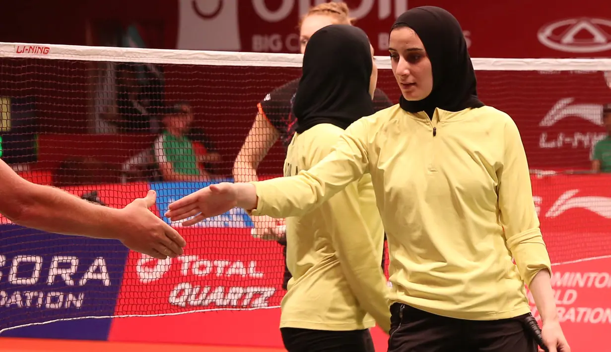 Penampilan cantik pebulutangkis berhijab asal Mesir, Menna Eltanany. Sayang kalah di babak pertama Kejuaraan Dunia Bulutangkis 2015. (Bola.com/Arief Bagus)