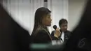 Terdakwa Artha Meris Simbolon mendengarkan pertanyaan JPU saat menjalani sidang lanjutan di Pengadilan Tipikor, Jakarta, Kamis (30/10/2014). (Liputan6.com/Miftahul Hayat)