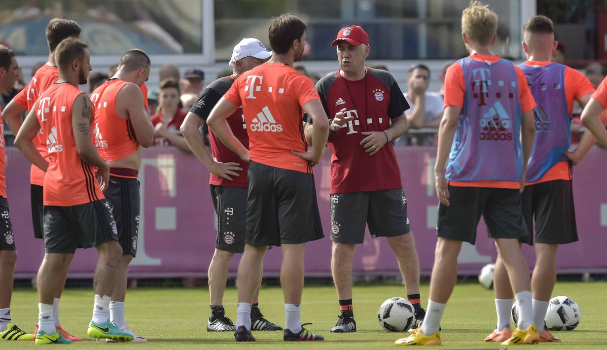 Pelatih Bayern Munchen, Carlo Ancelotti memberikan arahan kepada para pemain saat memulai sesi latihan di Stadion klub FC Bayern Munich, Jerman, (11//7/2016). (AFP/Guenter Schiffmann)