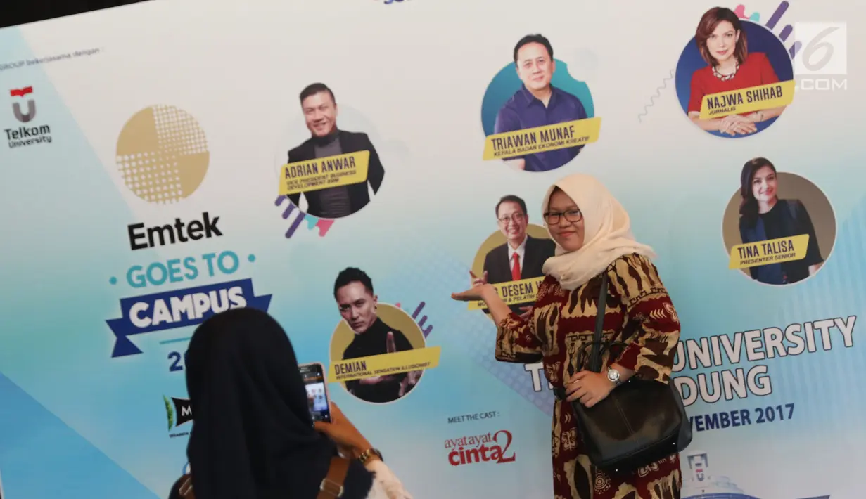 Peserta EGTC berfoto jelang mengikuti gelaran Emtek Goes To Campus 2017 di Telkom University, Bandung, Rabu (29/11). (Liputan6.com/Helmi Fithriansyah)