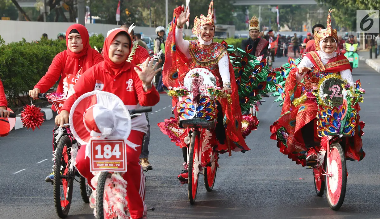 Peserta mengikuti kegiatan lomba sepeda hias di sekitar Gedung Kementerian Hukum dan HAM di Jakarta, Sabtu (19/8). Lomba tersebut digelar dalam rangka memperingati hari kemerdekaan ke-72 RI. (Liputan6.com/Immanuel Antonius)