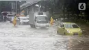 Kendaraan pengendara memaksa menerobos genangan air di Jalan Di Panjaitan dekat Halte Transjakarta Cawang Soetoyo, Jakarta, Rabu (1/1/2020). Hujan yang mengguyur Jakarta sejak Selasa sore (31/12/2019) mengakibatkan banjir di sejumlah titik di Jakarta. (Liputan6.com/Helmi Fithriansyah)